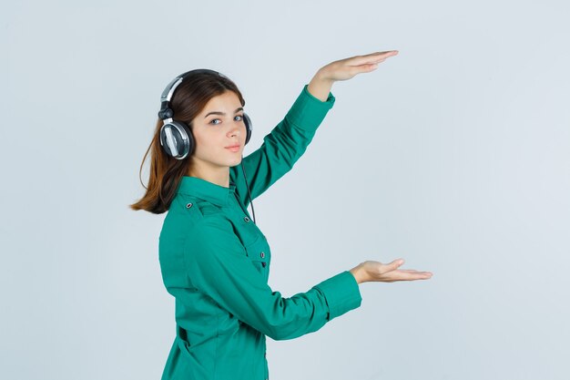 Mujer joven expresiva posando en el estudio