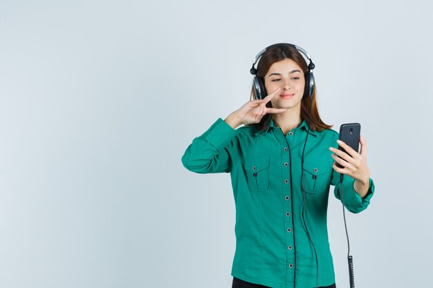 Mujer joven expresiva posando en el estudio