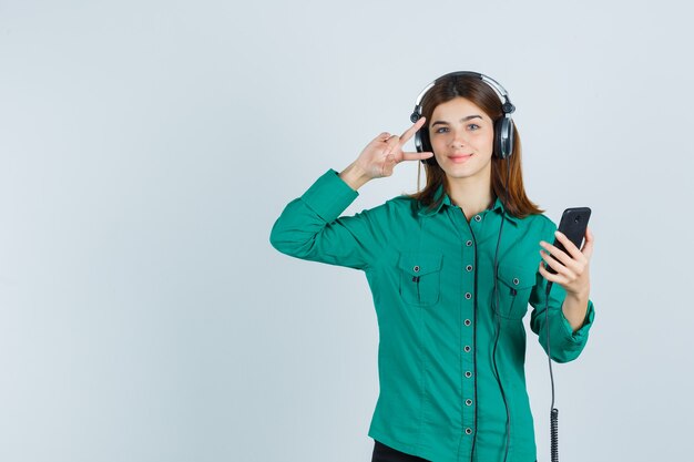 Mujer joven expresiva posando en el estudio