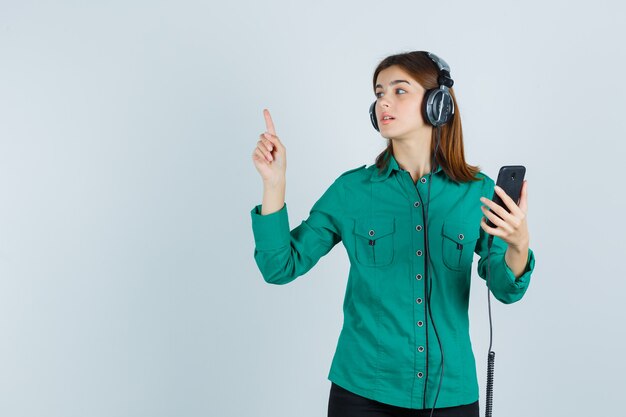 Mujer joven expresiva posando en el estudio