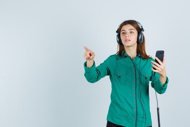 Mujer joven expresiva posando en el estudio