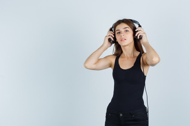 Mujer joven expresiva posando en el estudio