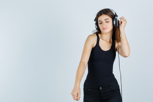 Mujer joven expresiva posando en el estudio