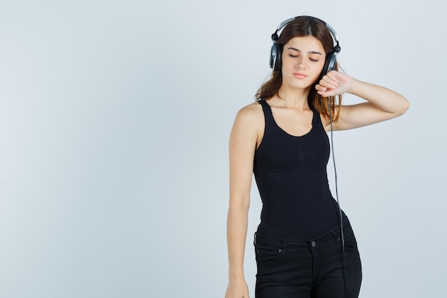 Mujer joven expresiva posando en el estudio