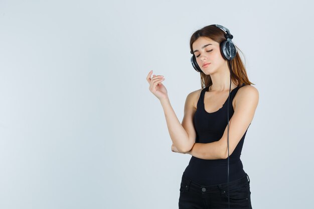 Mujer joven expresiva posando en el estudio