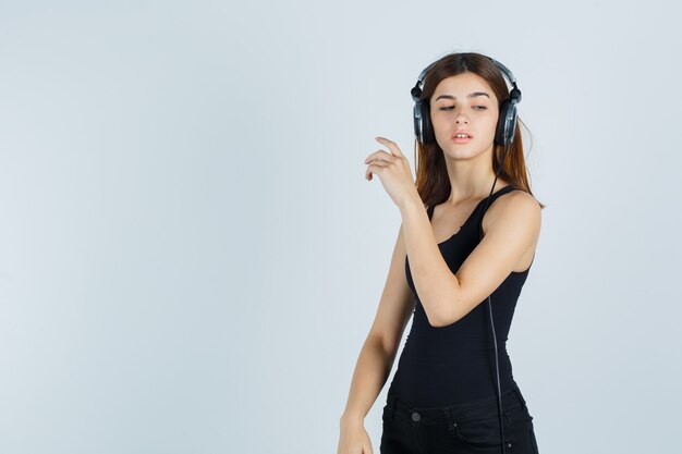 Mujer joven expresiva posando en el estudio