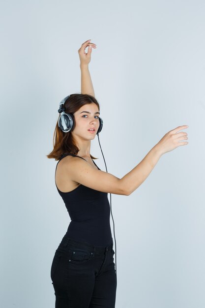 Mujer joven expresiva posando en el estudio