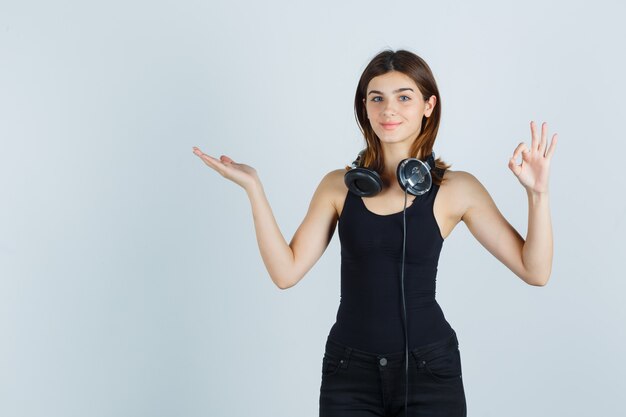 Mujer joven expresiva posando en el estudio