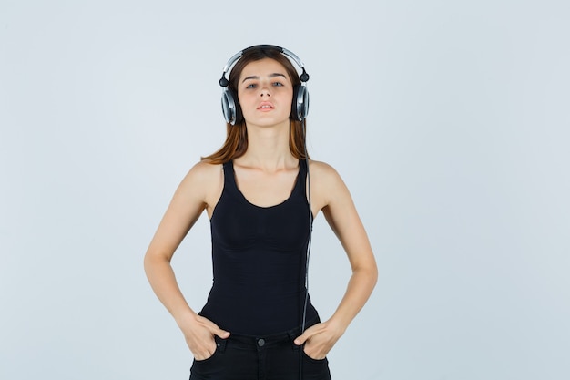 Mujer joven expresiva posando en el estudio