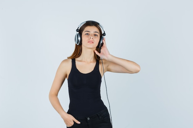 Mujer joven expresiva posando en el estudio