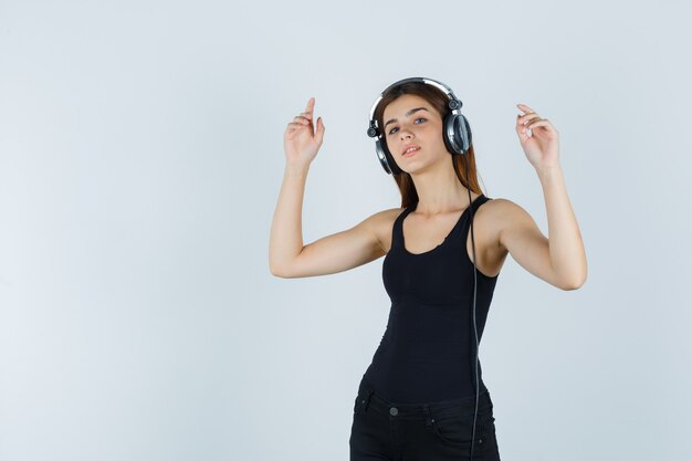 Mujer joven expresiva posando en el estudio