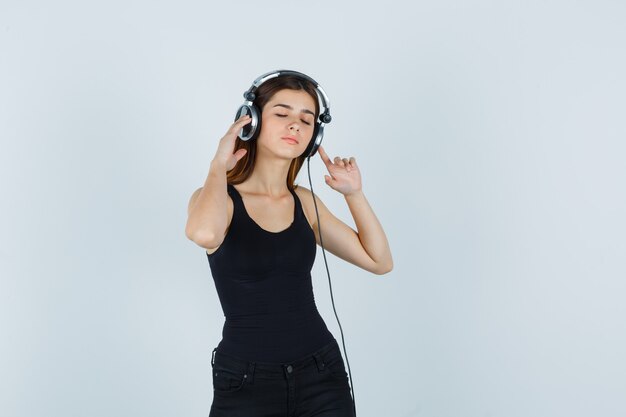 Mujer joven expresiva posando en el estudio