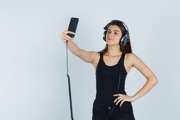 Mujer joven expresiva posando en el estudio