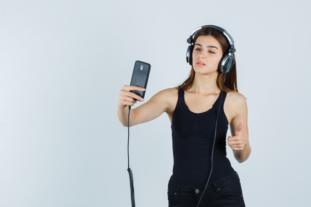 Mujer joven expresiva posando en el estudio