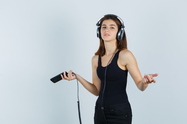 Mujer joven expresiva posando en el estudio