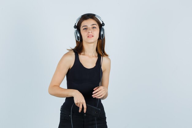 Mujer joven expresiva posando en el estudio