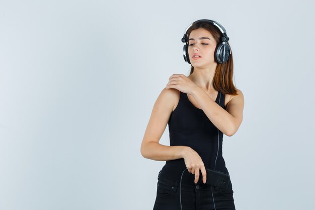 Mujer joven expresiva posando en el estudio