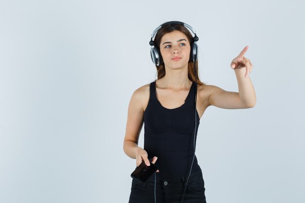 Mujer joven expresiva posando en el estudio