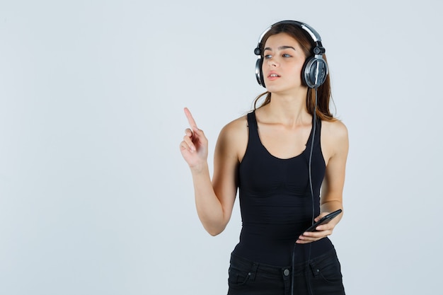 Mujer joven expresiva posando en el estudio