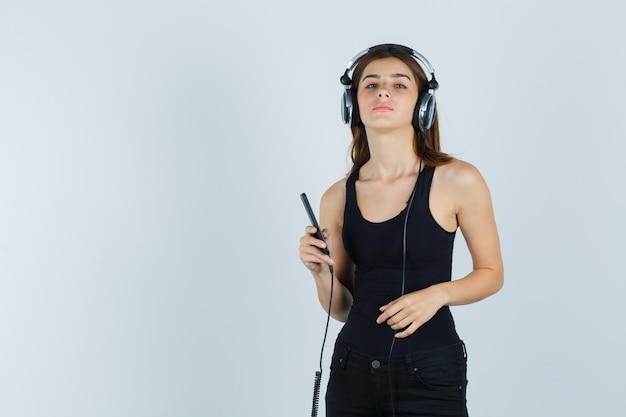 Mujer joven expresiva posando en el estudio