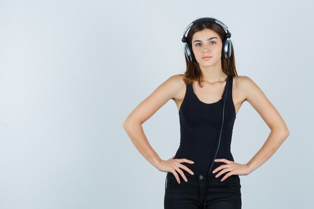 Mujer joven expresiva posando en el estudio