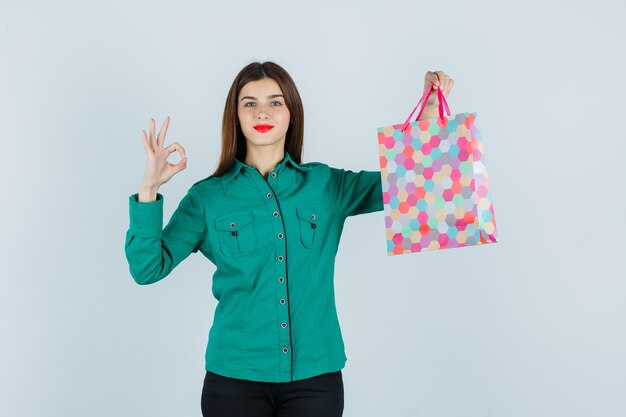 Mujer joven expresiva posando en el estudio