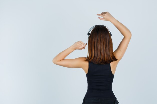 Mujer joven expresiva posando en el estudio