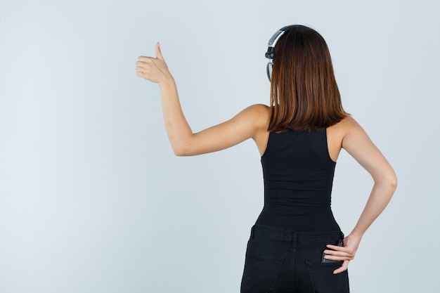 Mujer joven expresiva posando en el estudio