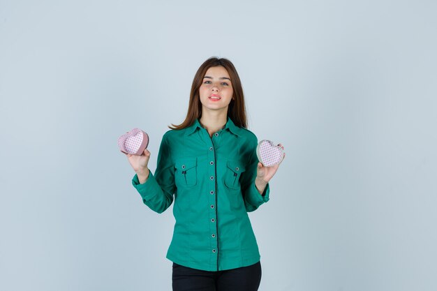 Mujer joven expresiva posando en el estudio