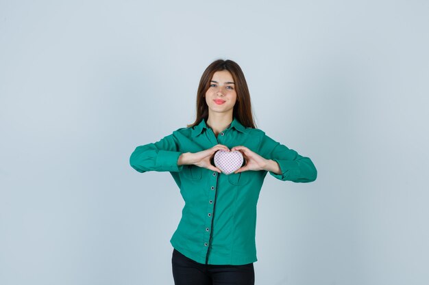 Mujer joven expresiva posando en el estudio