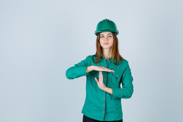 Mujer joven expresiva posando en el estudio