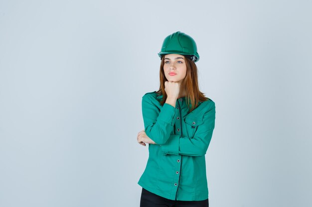 Mujer joven expresiva posando en el estudio