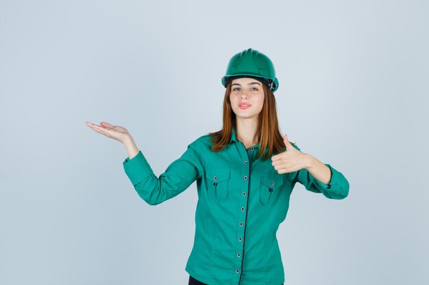 Mujer joven expresiva posando en el estudio