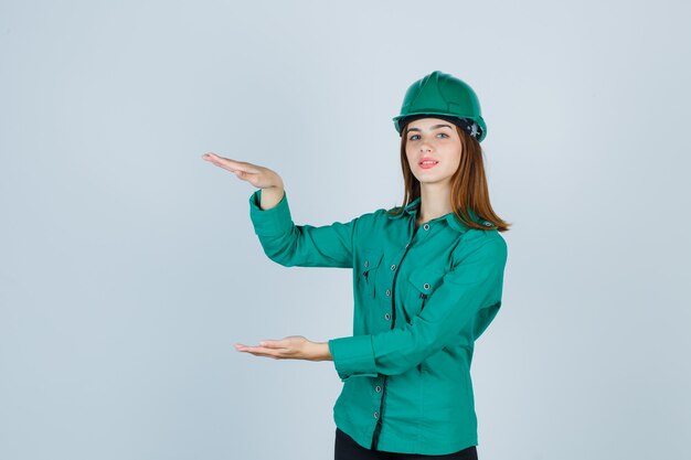 Mujer joven expresiva posando en el estudio