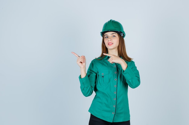 Mujer joven expresiva posando en el estudio