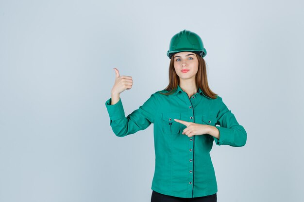 Mujer joven expresiva posando en el estudio