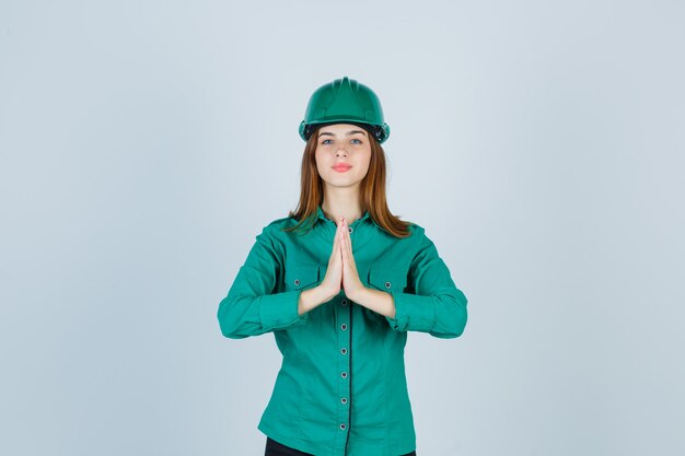 Mujer joven expresiva posando en el estudio