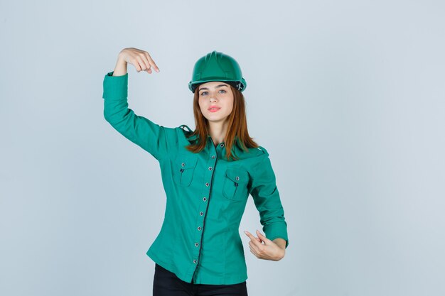 Mujer joven expresiva posando en el estudio