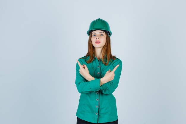 Mujer joven expresiva posando en el estudio