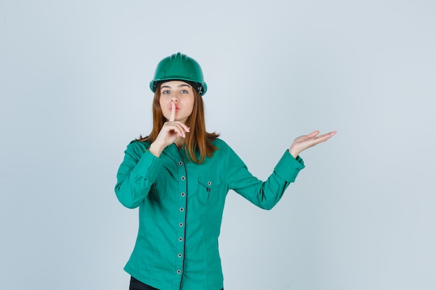 Mujer joven expresiva posando en el estudio