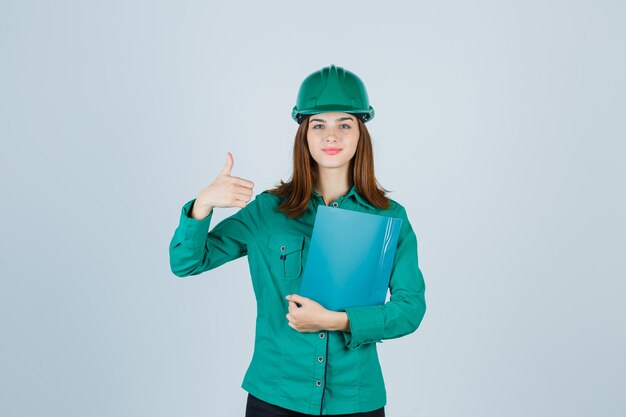 Mujer joven expresiva posando en el estudio