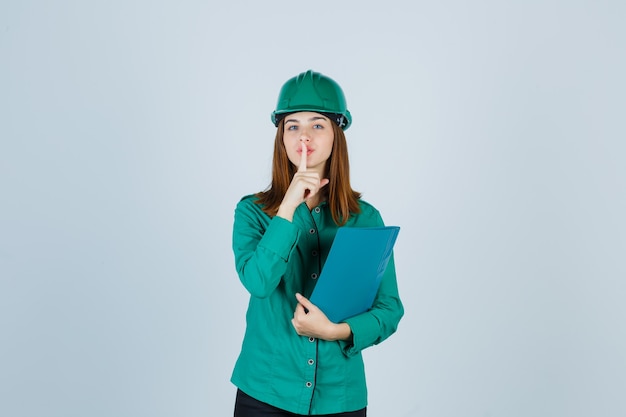 Mujer joven expresiva posando en el estudio