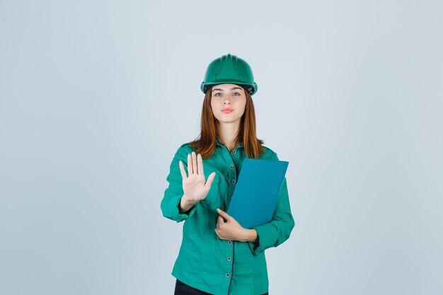 Mujer joven expresiva posando en el estudio