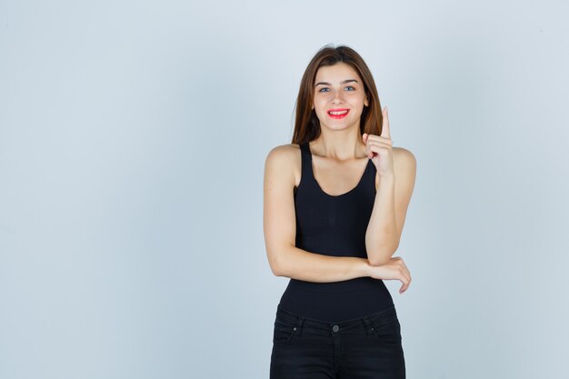 Mujer joven expresiva posando en el estudio