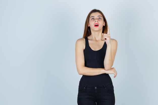 Mujer joven expresiva posando en el estudio