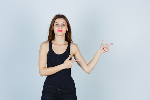 Mujer joven expresiva posando en el estudio