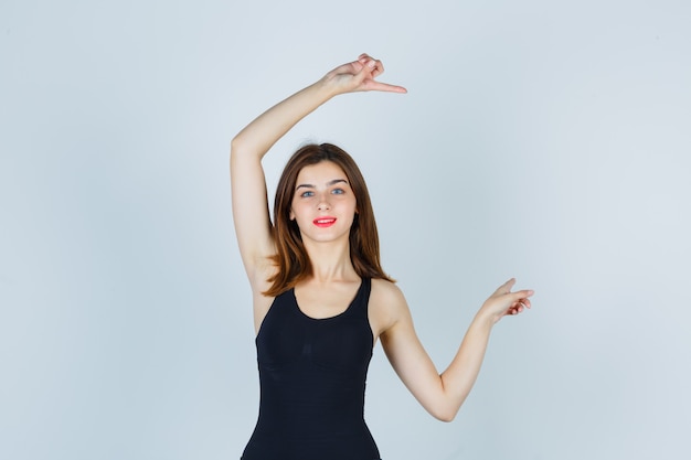 Foto gratuita mujer joven expresiva posando en el estudio