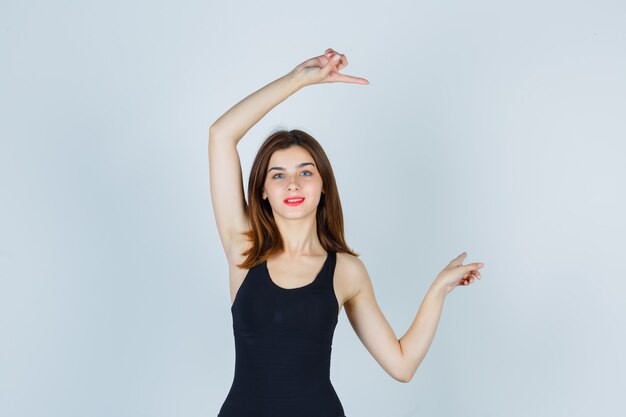 Mujer joven expresiva posando en el estudio