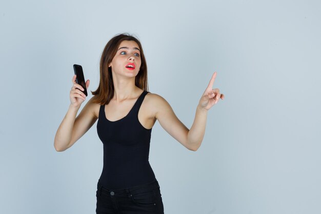 Mujer joven expresiva posando en el estudio