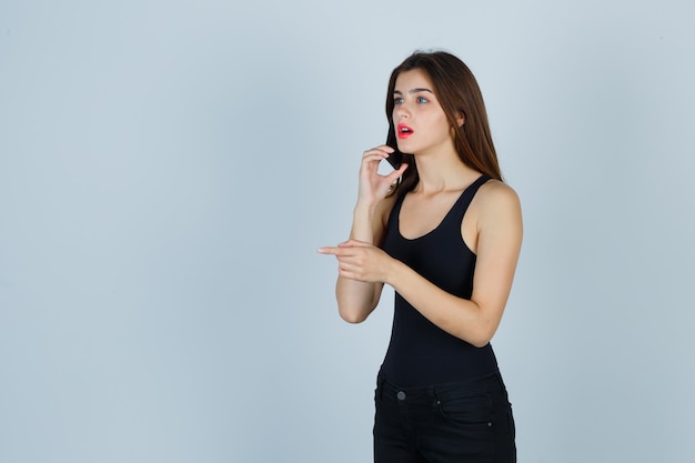 Mujer joven expresiva posando en el estudio